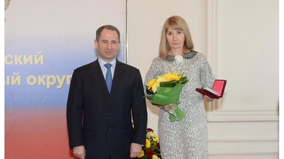 Михаил Бабич вручил государственную награду генеральному директору ООО «Кондитерская «Планета» Луизе Дроздовой
