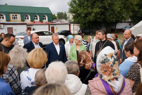 Ниме встреча с жителями по храму2